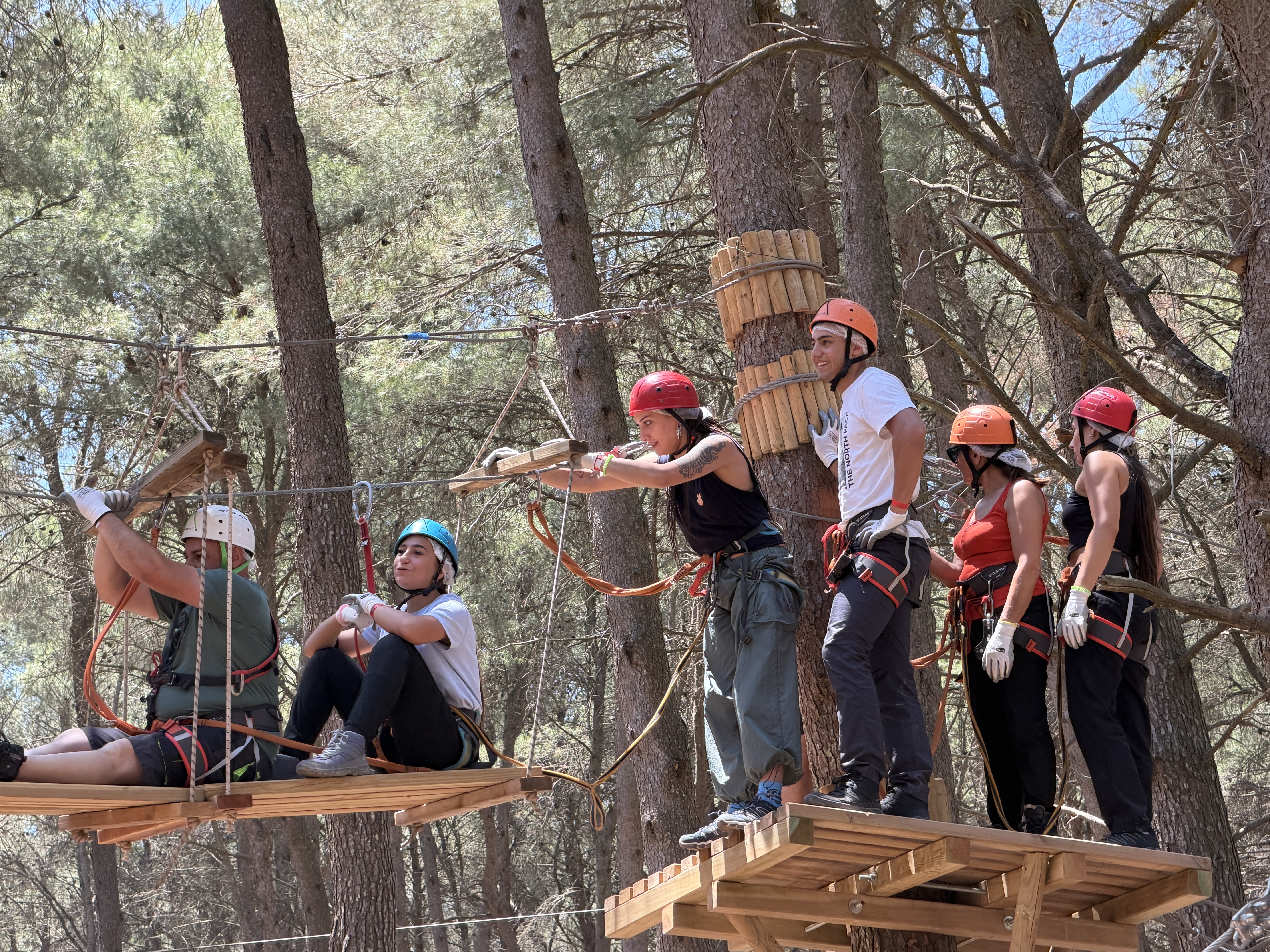 Una prova di squadra con le corde, nel bosco