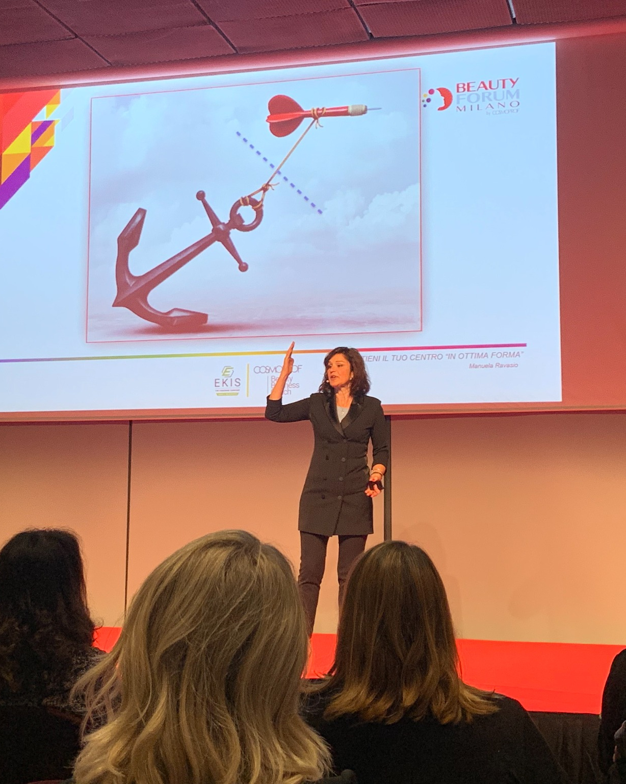 Manuela Ravasio durante un intervento sull'Intelligenza Imprenditoriale nel settore beauty e wellness Manuela Ravasio durante un intervento sull'Intelligenza Imprenditoriale nel settore beauty e wellness